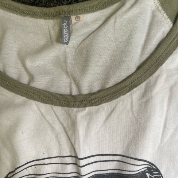 Rip curl camper van tee, size XL but fits more like a small/medium - Picture 3 of 3
